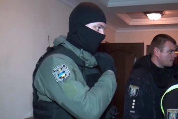 Полиция может проникнуть в дом в случае необходимости. Фото: скрин youtube