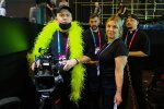 Андрій Данилко у яскравому вбранні коментує вирізаний виступ Вєрки Сердючки з фіналу Євробачення-2026