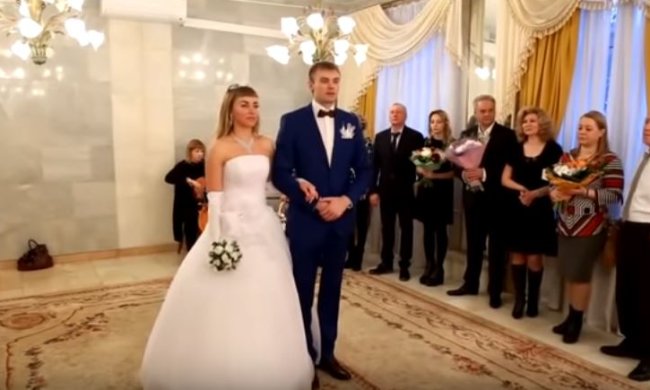 Церемония в ЗАГСе. Фото: скриншот YouTube.