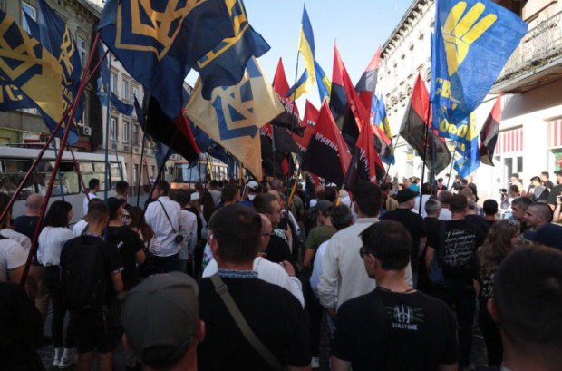 Львовские националисты в вышиванках маршировали по центру города: кадры масштабного собрания у памятника Бандере