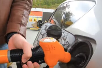 Новый удар по водителям: топливо на АЗС резко взлетело в цене