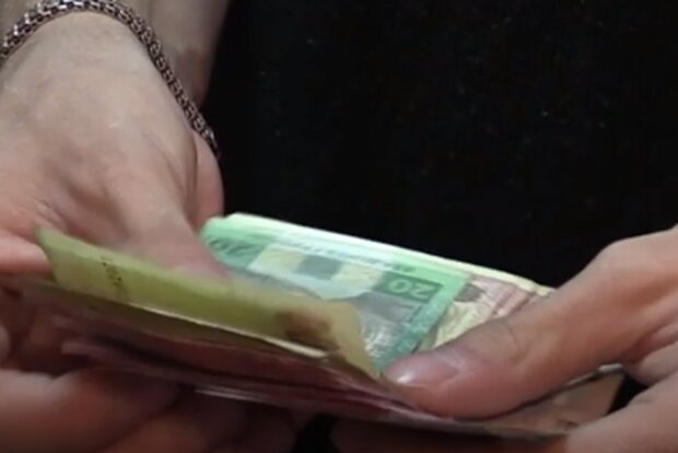 Деньги на банковской карте могут арестовать. Фото: скриншот YouTube-видео