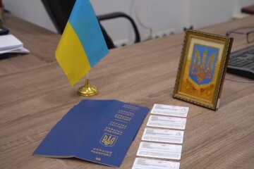 Закордонний паспорт. Фото: скріншот YouTube-відео