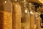 Медики рассказали, почему не стоит покупать овсяную кашу быстрого приготовления. Фото: скрин YouTube