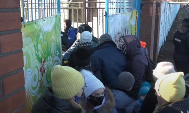 Евакуація жителів Донбасу в РФ. Фото: YouTube, скрін