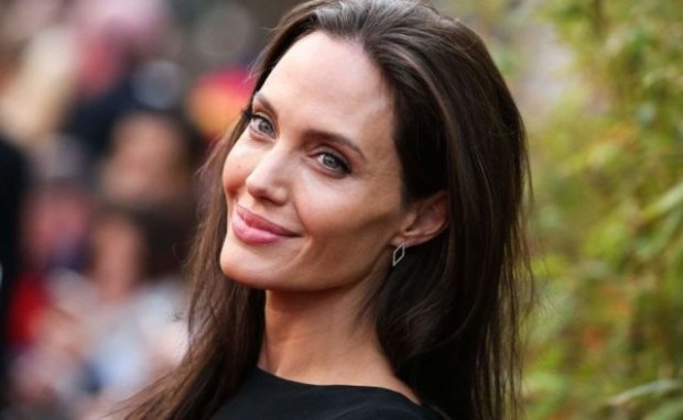 Анджелина Джоли прилетела на Канарские острова и штурмует местные лавки