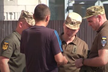 Представники ТЦК. Фото: скріншот YouTube-відео