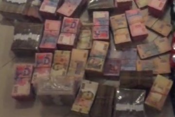 При проведении обыска изъято 3,3 млн грн наличными. Фото: ГФС