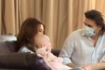 Анастасия Заворотнюк с мужем и младшей дочерью Милой. Фото: скриншот YouTube