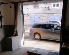 В Киеве продают уникальный гараж. Фото: YouTube, скрин