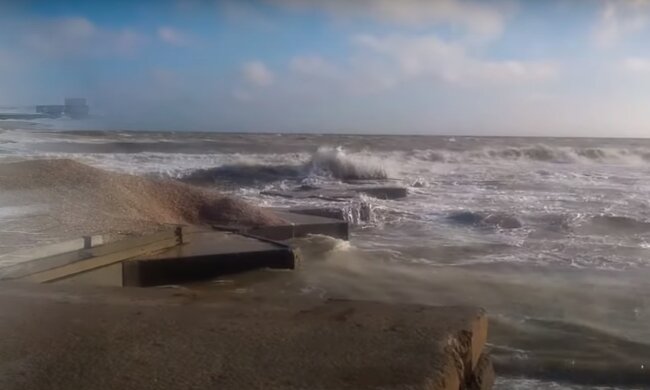 Шторм на Азовском море. Фото: скриншот видео