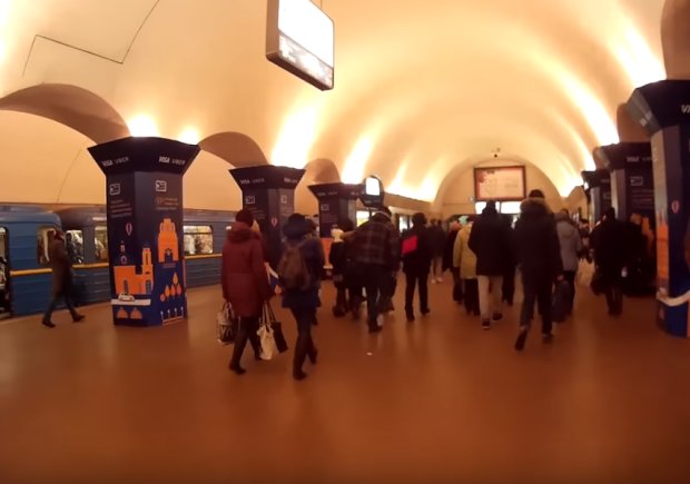ЧП в метро Киева, фото: скриншот с YouTube