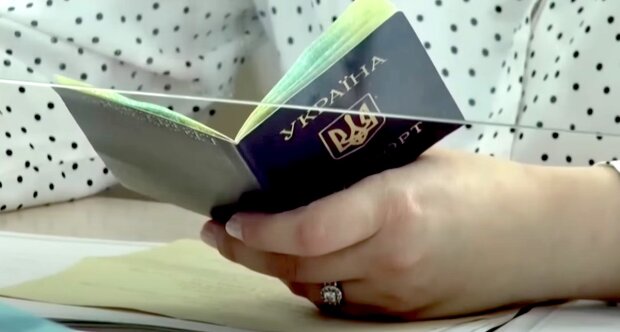 Паспорт. Фото: YouTube, скрін