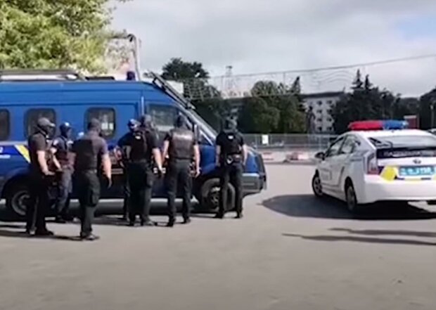 Полиция в Луцке. Фото: скрин youtube