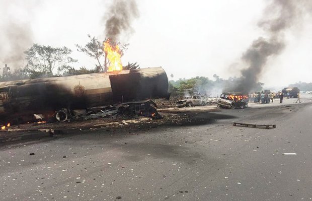 Страшная катастрофа потрясла весь мир: автобус с пассажирами превратился в пылающий факел