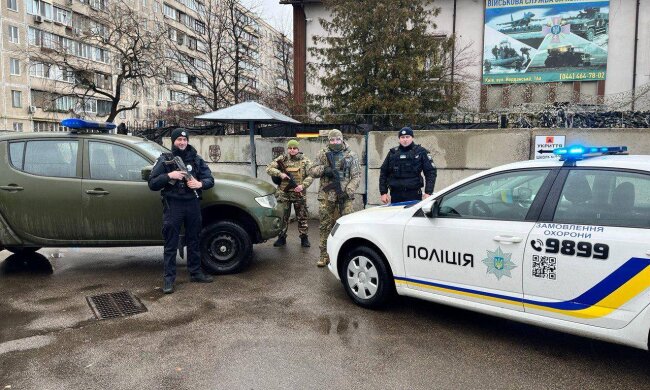 Співробітники ТЦК та Поліція. Фото: Оболонський районний РТЦК та СП у м. Києві