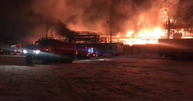 Крупный завод охватил масштабный пожар: спасатели трудятся на износ – ужасающие фото, видео