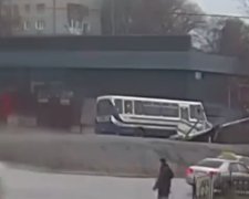 ДТП со школьным автобусом, фото: скриншот с видео Украина Сейчас