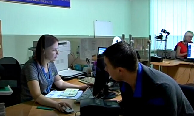 Получение паспорта. Фото: скриншот YouTube-видео.