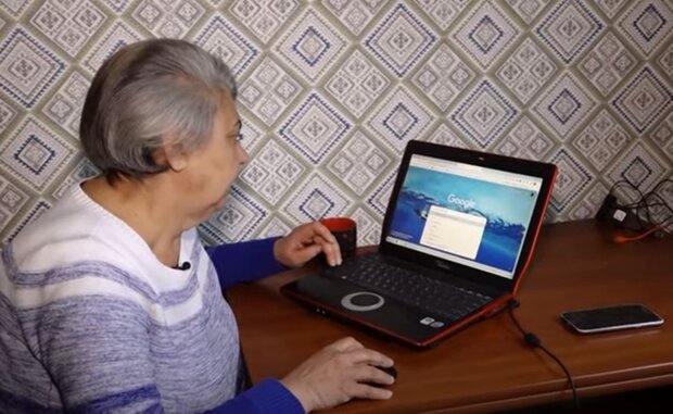 Пенсіонерка за комп'ютером. Фото: скріншот YouTube-відео