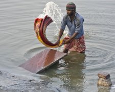 Загадочная Индия: массовые купания в речке или зачем индийцы носят двое трусов