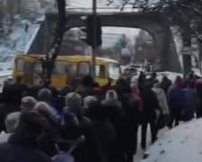 Из-за аварии в Киеве толпы людей вынуждены идти пешком, фото - Киев оперативный