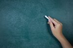 Вікно, вкрите крейдяним розчином для захисту від спеки — французький лайфхак