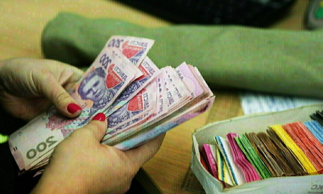 Зарплаты чиновников не будут зависеть от прожиточного минимума. Фото: Апостроф