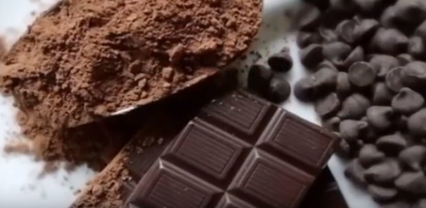 Медики рассказали, чем полезен темный шоколад. Фото: скриншот Youtube
