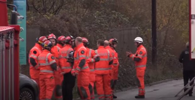 Пожар на заводе в Британии: спасатели подняты по тревоге. Фото: скриншот YouTube-видео