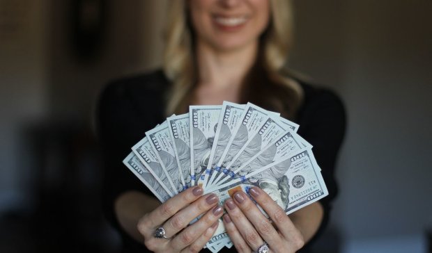 Доллары в руках у девушки. Фото: скрин