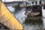 Под Никополем рухнул мост: фура нависла над обрывом, кадры с места ЧП