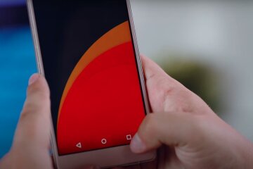 Смартфон. Фото: YouTube, скрін