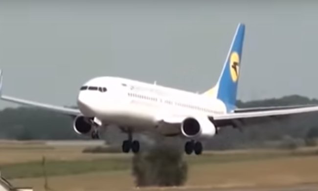 Самолет МАУ, скриншот YouTube