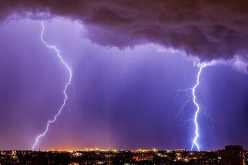 Молния. Фото: Коммерсант