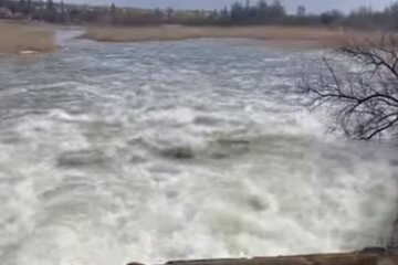 Прорвало дамбу. Фото: скріншот Facebook-відео