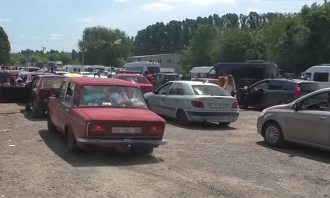 Автомобили на блокпосту рф. Фото: скриншот YouTube-видео