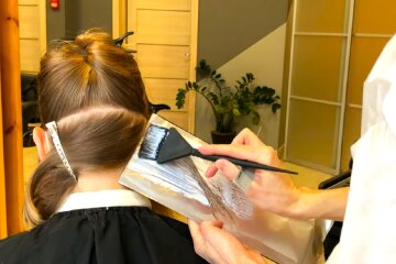 Окрашивание волос. Фото: YouTube