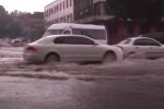 Украинский город уходит под воду, маршрутки поплыли, люди по пояс в воде