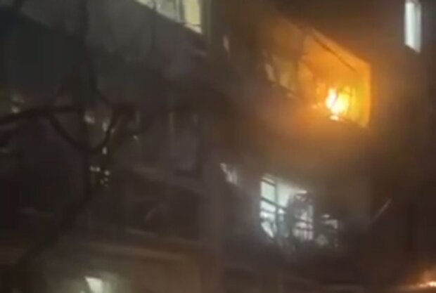Пожар на балконе в Питере после удара БПЛА. Фото: скриншот Telegram-видео