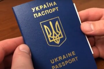 Украинский паспорт. Фото: скриншот YouTube