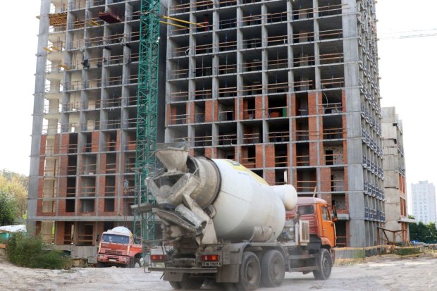 Инвесторы паникуют из-за остановки строительства в "Укрбуде", фото: Укрбуд