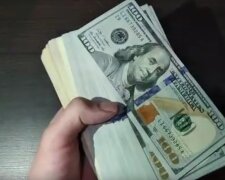 Украинцы хотят менять "старые" доллары на "новые". Фото: скриншот YouTube-видео