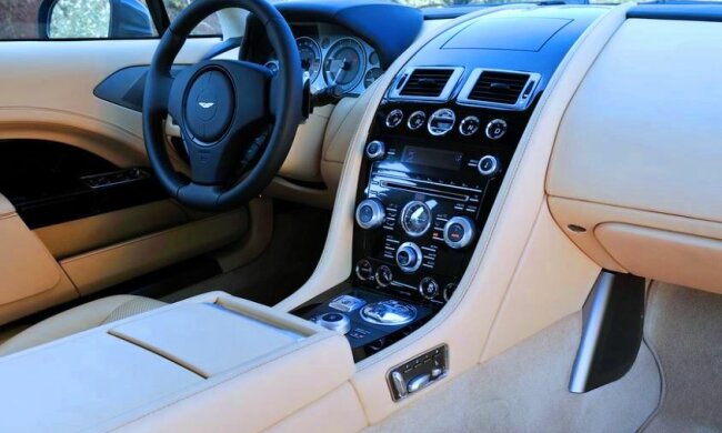 Салон Aston Martin Rapide. Фото: скриншот YouTube