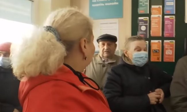 Пенсионеры толпятся в банках. Фото: скрин youtube