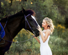 Девушка мечтает стать конем. Теперь постоянно ходит на четвереньках. Фото "лошадини"