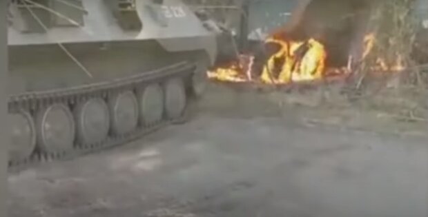 Россияне на учениях сожгли свою же технику. Фото: YouTube, скрин