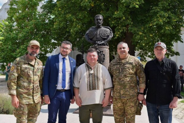 Повернення через 317 років анафем: у Києво-Печерській лаврі освятили погруддя гетьмана Івана Мазепи