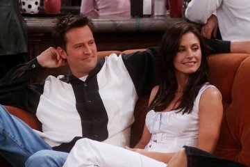 Кортни Кокс и Мэттью Пэрри, кадр из сериала "Друзья"