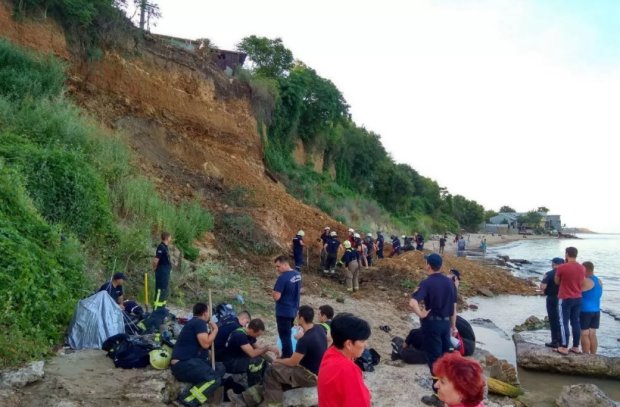 ЧП в Одессе: на пляж сошел оползень, спасатели ищут людей